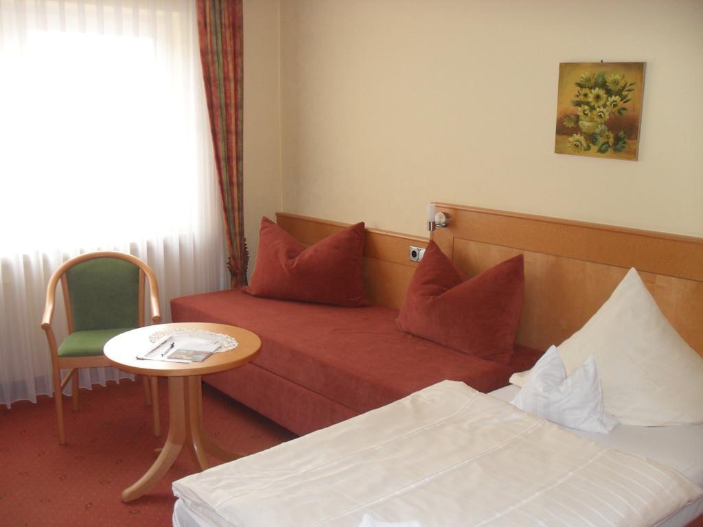 Hotel Reichsschenke Zum Ritter Gotz "Garni" Krov Room photo
